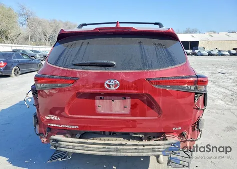 2022 Toyota Highlander Xle z USA, uszkodzony, nr VIN 5TDGZRAH5NS538341
